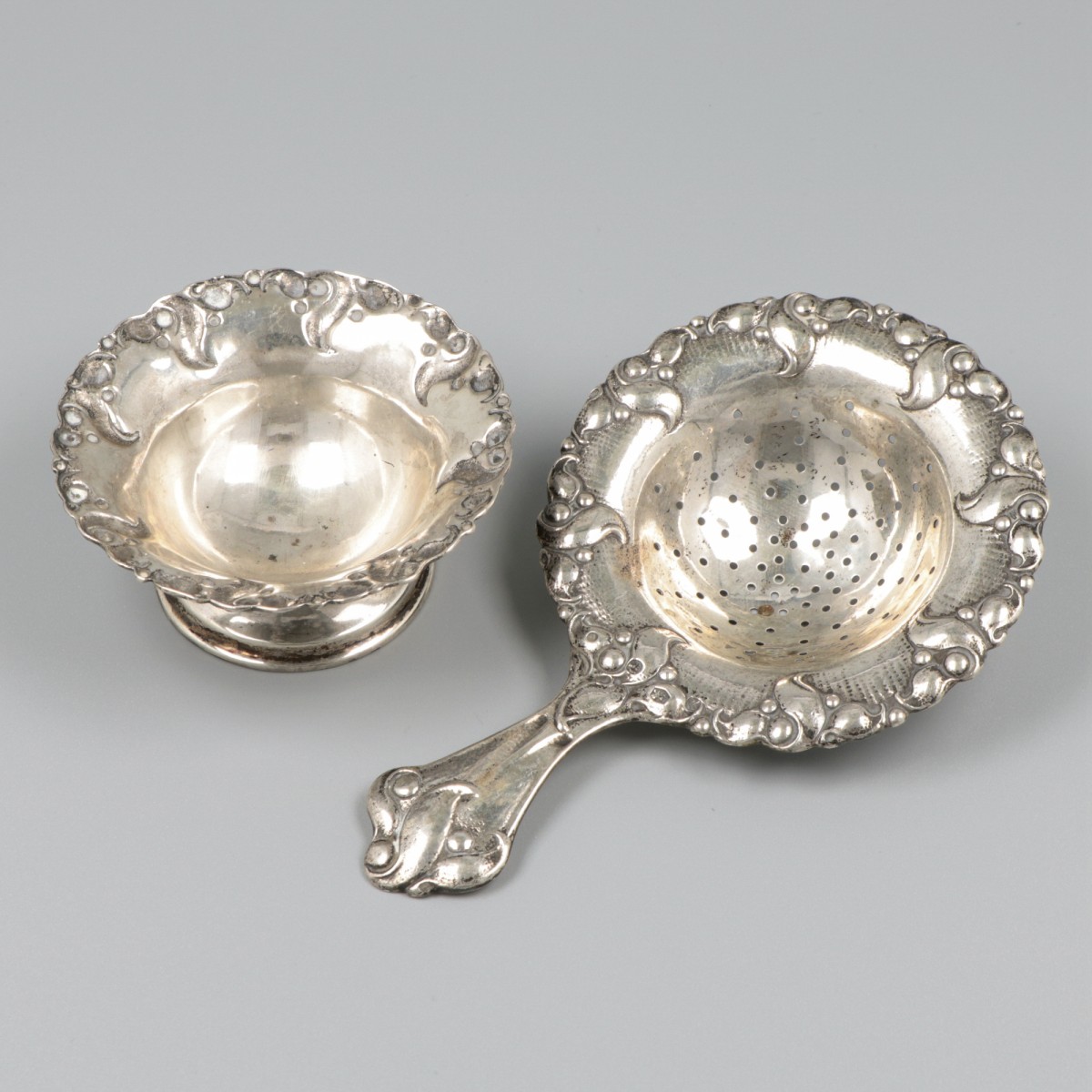 Theezeefje met lekbak zilver.