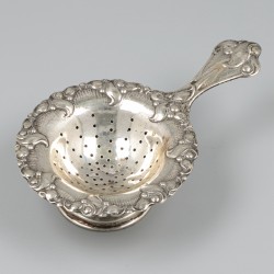 Theezeefje met lekbak zilver.