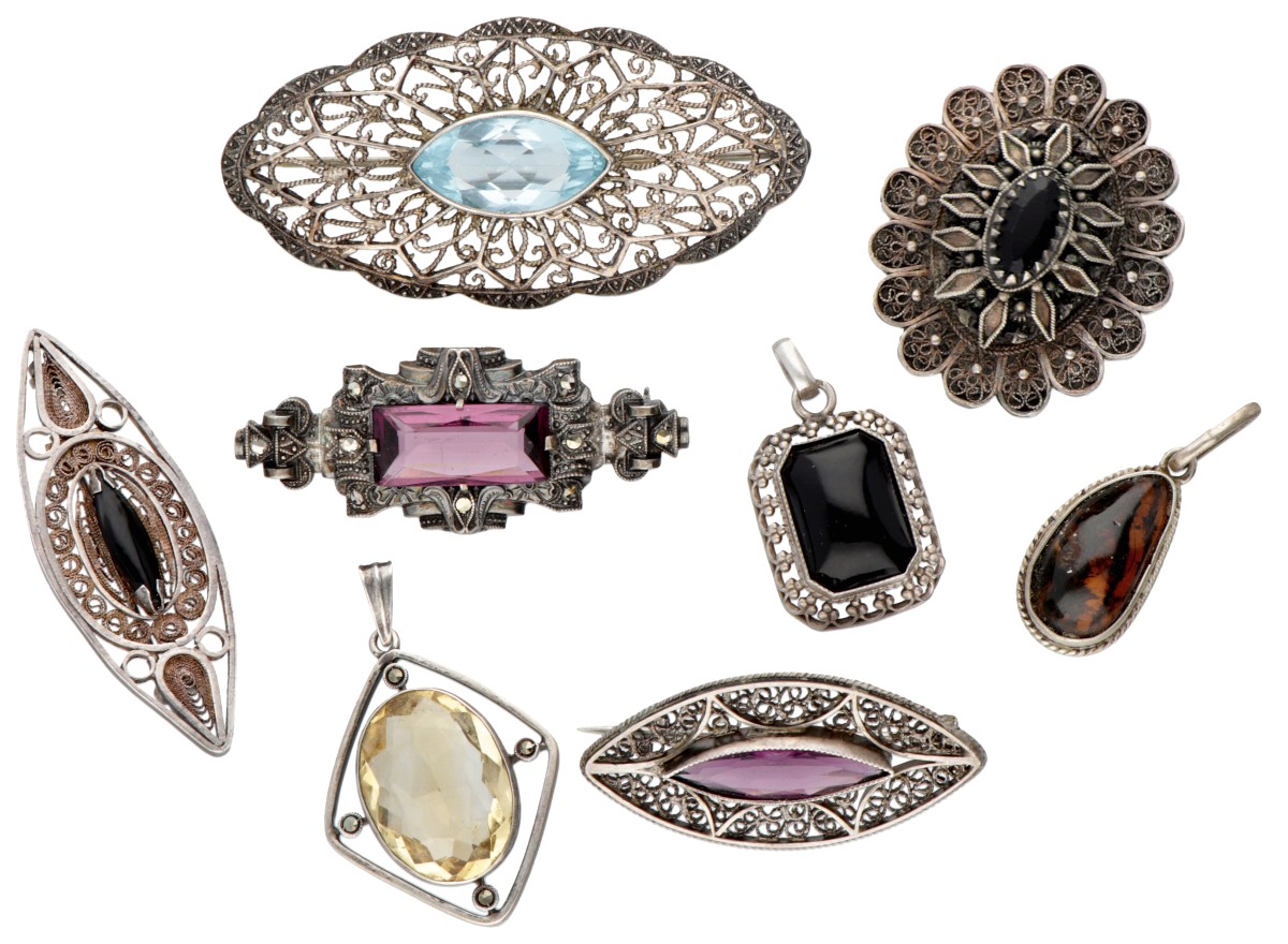 Lot van vijf vintage zilveren broches en drie hangers, bezet met diverse edelstenen.