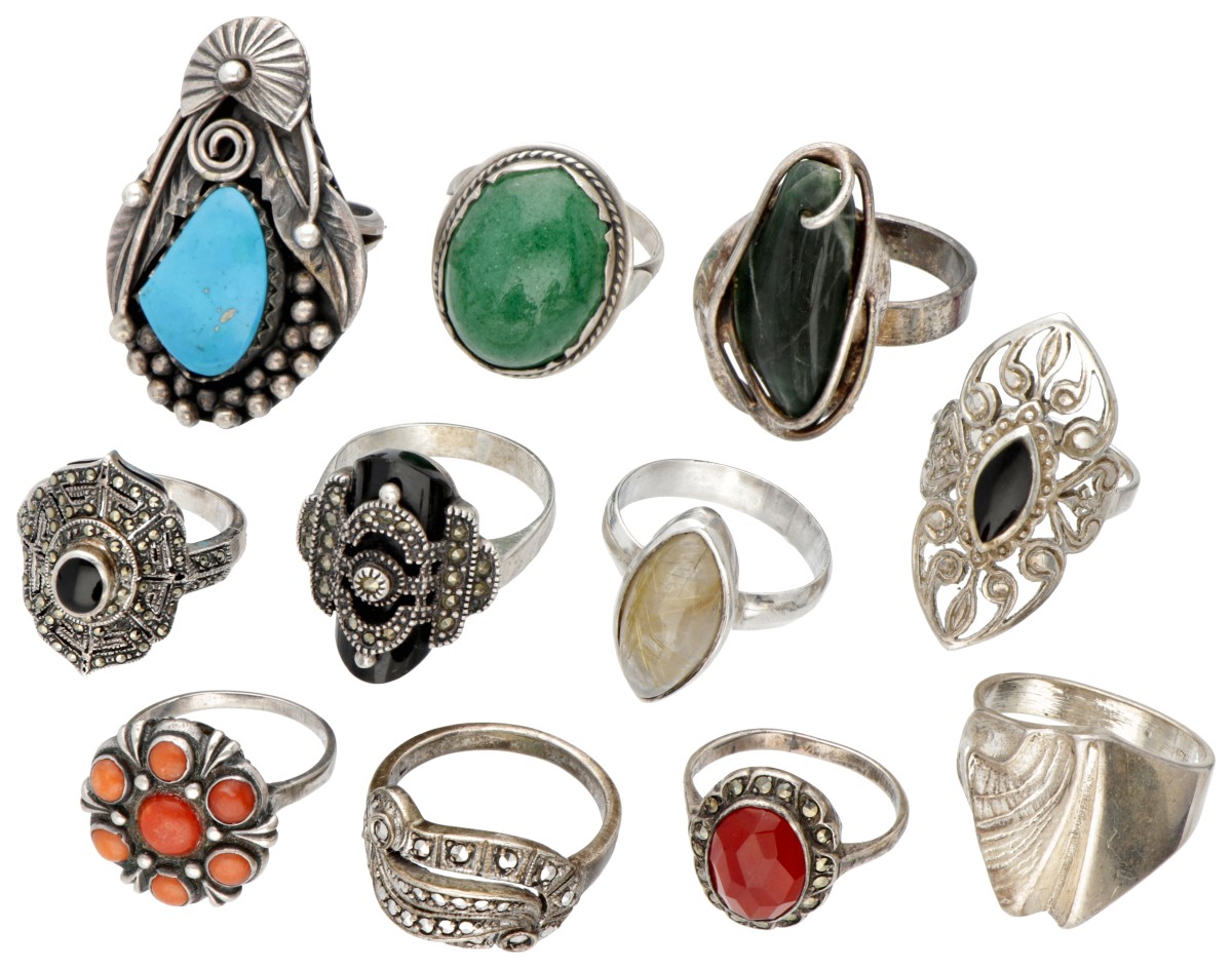 Lot van elf vintage zilveren ringen, bezet met bloedkoraal, turkoois, markasiet, granaat, onyx, rutielkwarts en aventurijn.