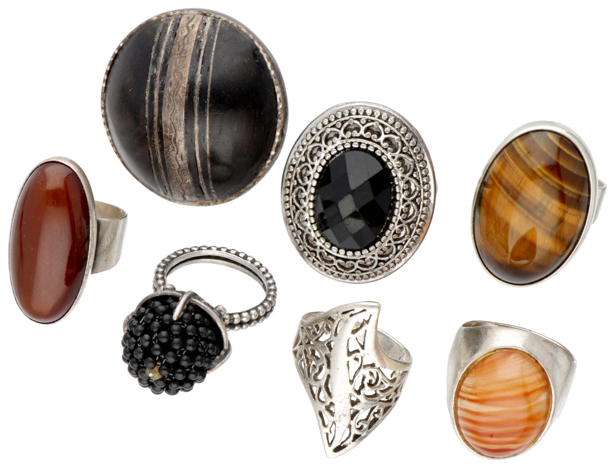 Lot van zes vintage zilveren ringen en één onedel, onder andere bezet met agaat en tijgeroog.
