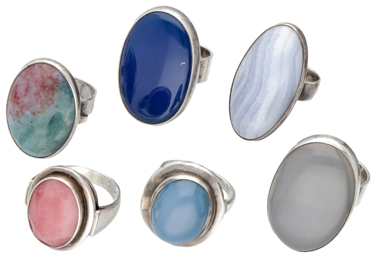 Lot van zes vintage zilveren cocktailringen bezet met diverse edelstenen.