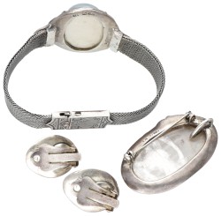 Set van vintage 835 zilveren armband, hanger / broche en clipoorbellen bezet met parelmoer.