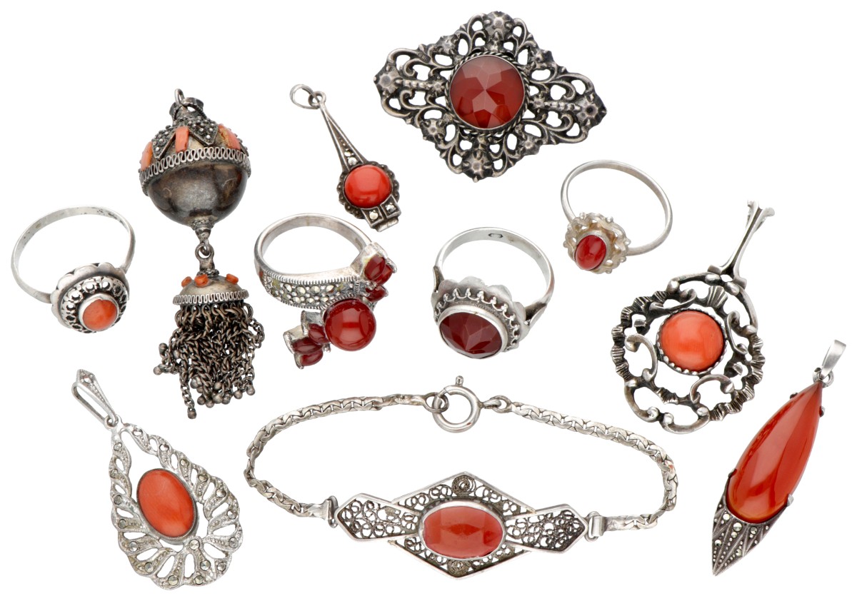 Lot van vintage zilveren sieraden bezet met carneool, bloedkoraal en markasiet.