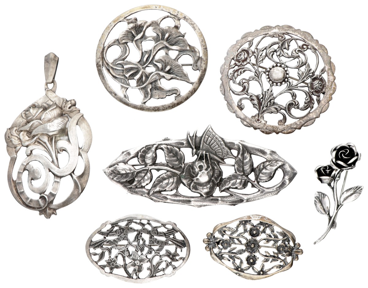Lot van zes vintage zilveren florale broches en een hanger.