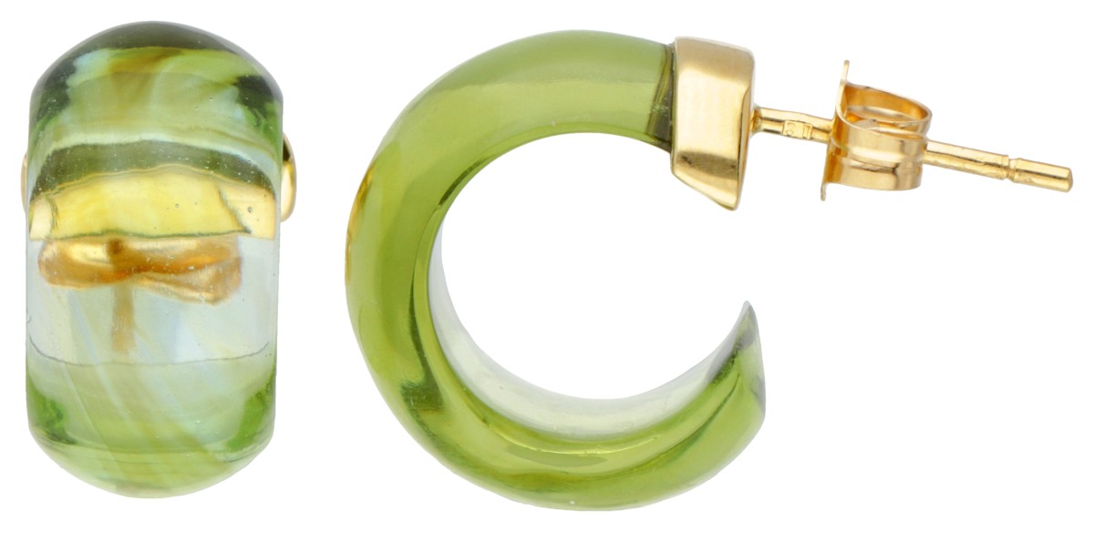 18 kt. Geelgouden halve creool oorbellen met groen kristal.