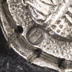 Beugeltas zilver.