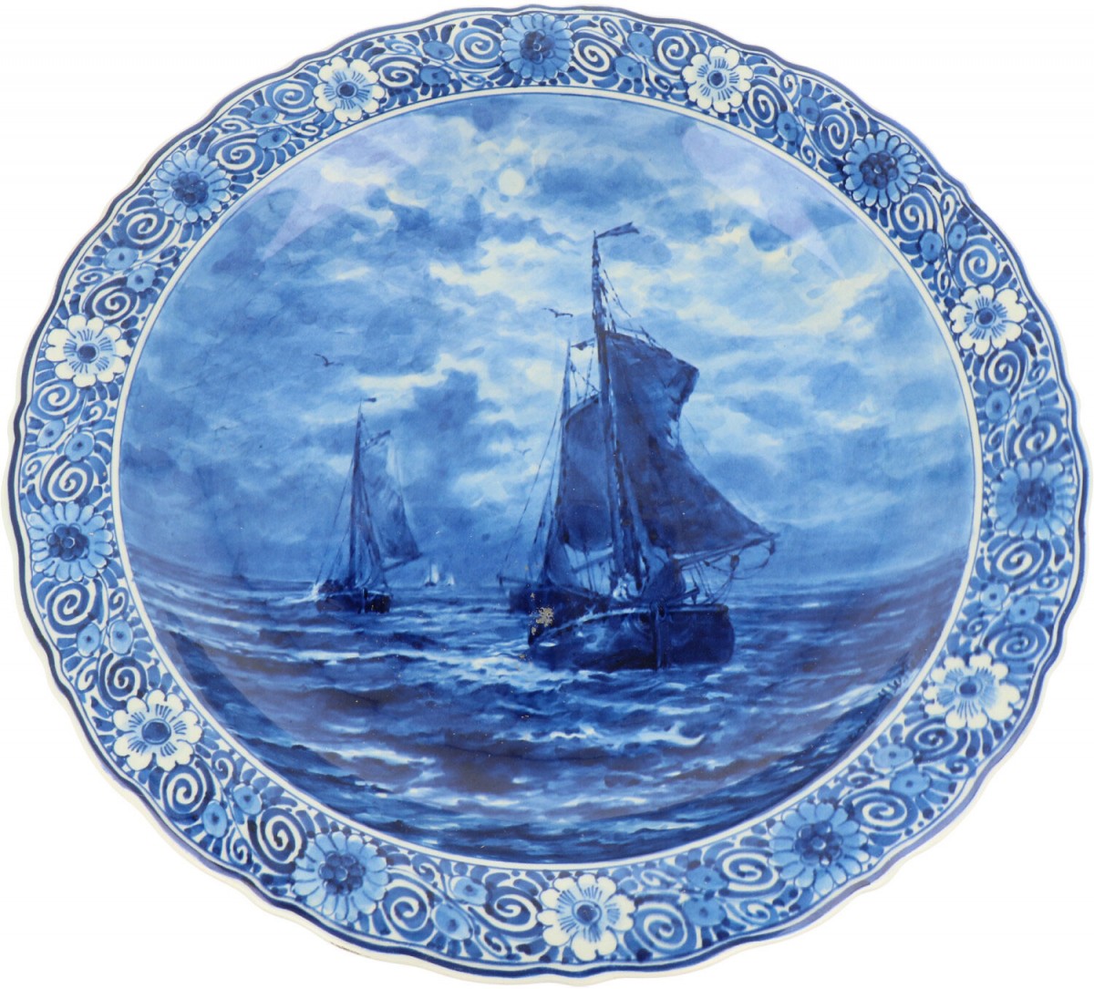 Een wandbord met voorstelling van Bomschuiten op zee. (De Porceleyne Fles).
