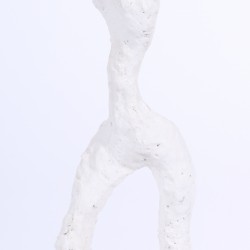 Een gipsen sculptuur van een figuur met de armen naar boven reikend
