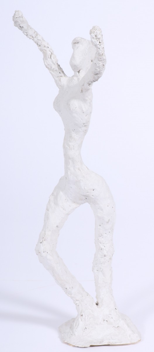 Een gipsen sculptuur van een figuur met de armen naar boven reikend
