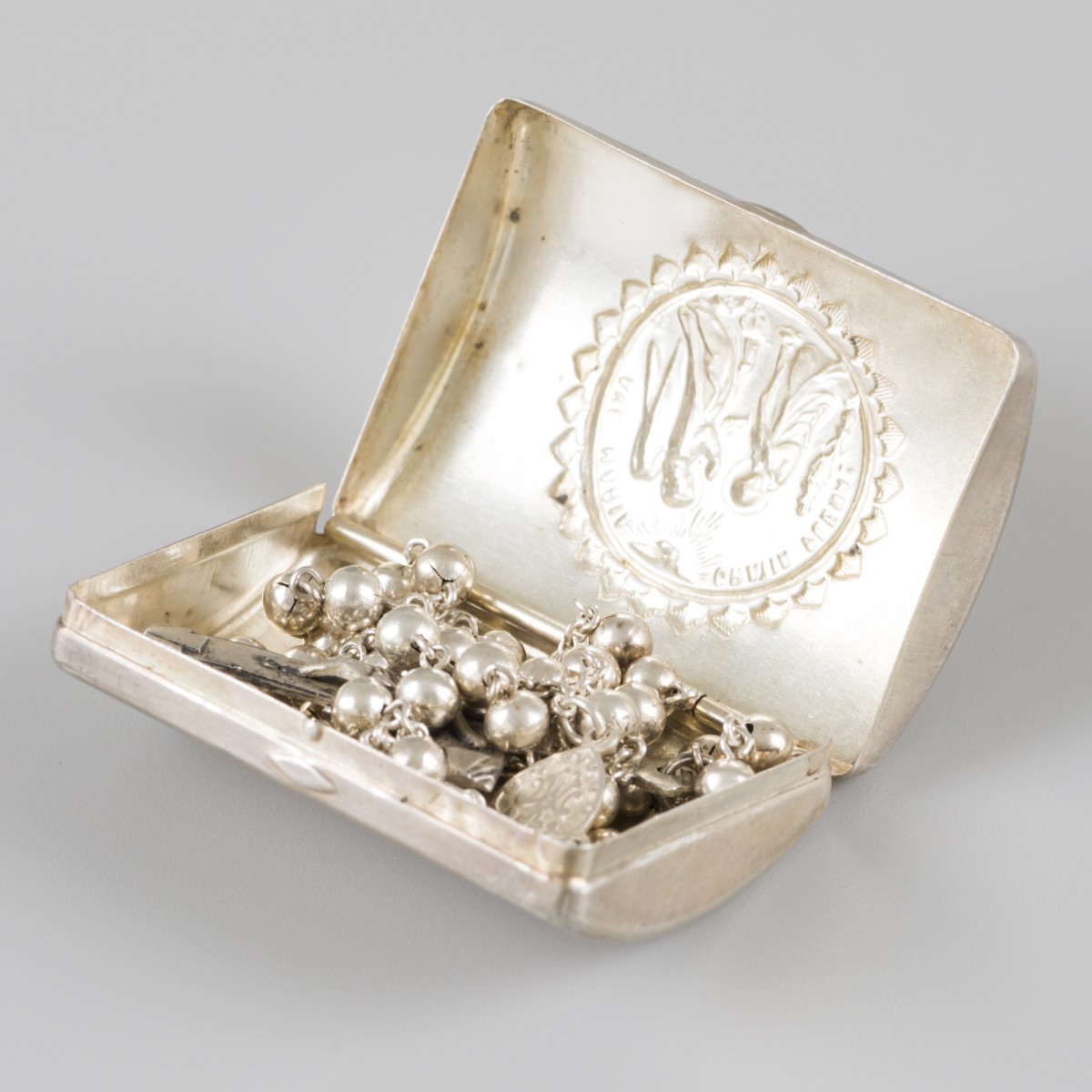 Rozenkransdoosje met rozenkrans, zilver.