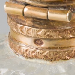 Parfumflacon met gouden dop en foedraal.