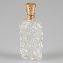 Parfumflacon met gouden dop en foedraal.