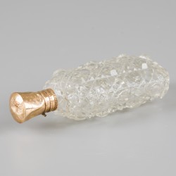 Parfumflacon met gouden dop en foedraal.