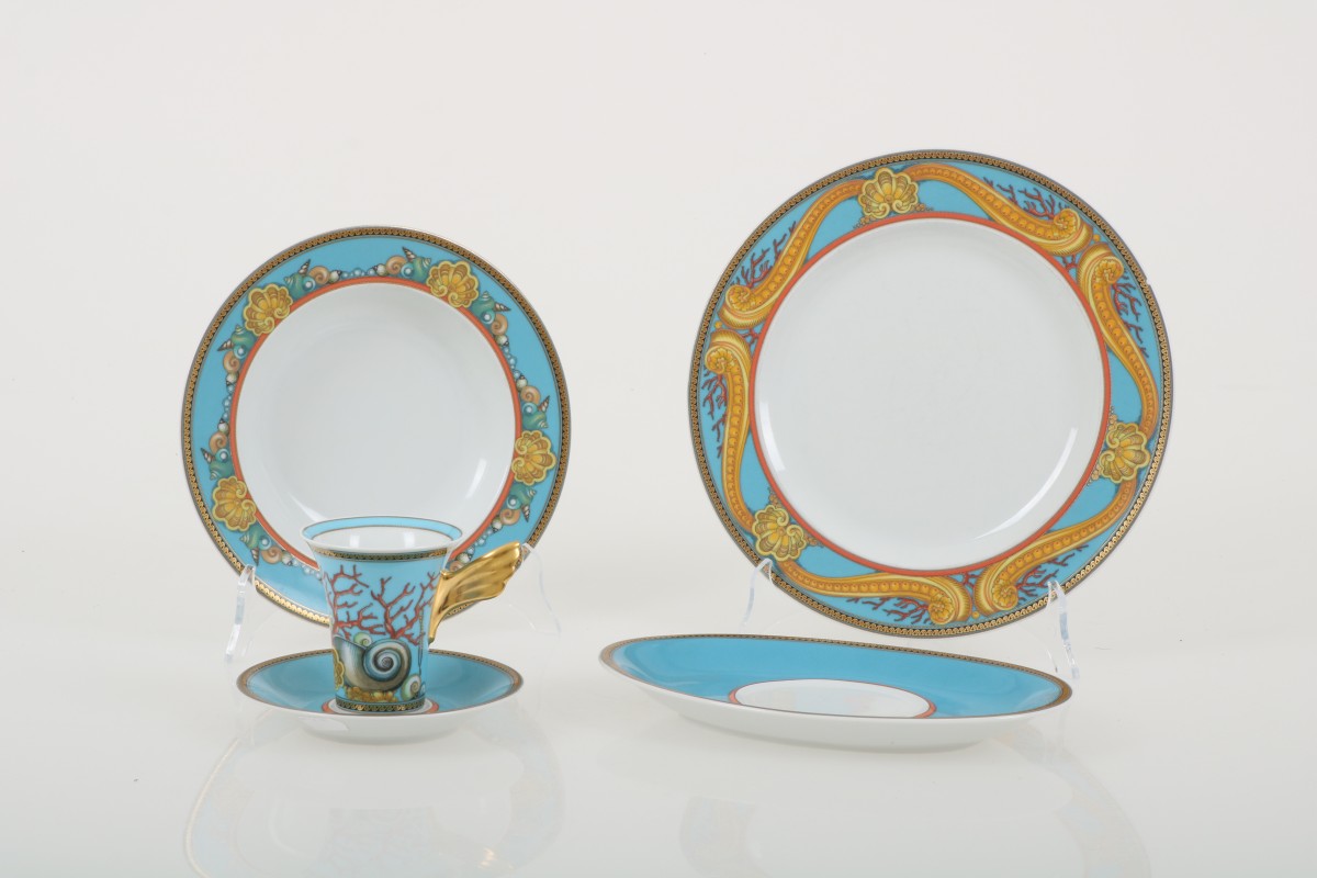 Twee borden en een kop-en-schotel, ovale schotel,  Versace Rosenthal 'Les Tresors de la Mer'.