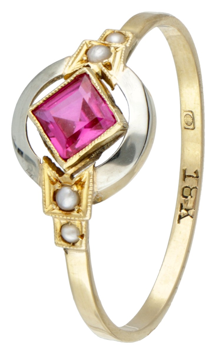 14 kt. Bicolor gouden antieke ring bezet met een synthetische robijn en zaadparels.