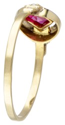14 kt. Bicolor gouden antieke ring bezet met een synthetische robijn en zaadparels.