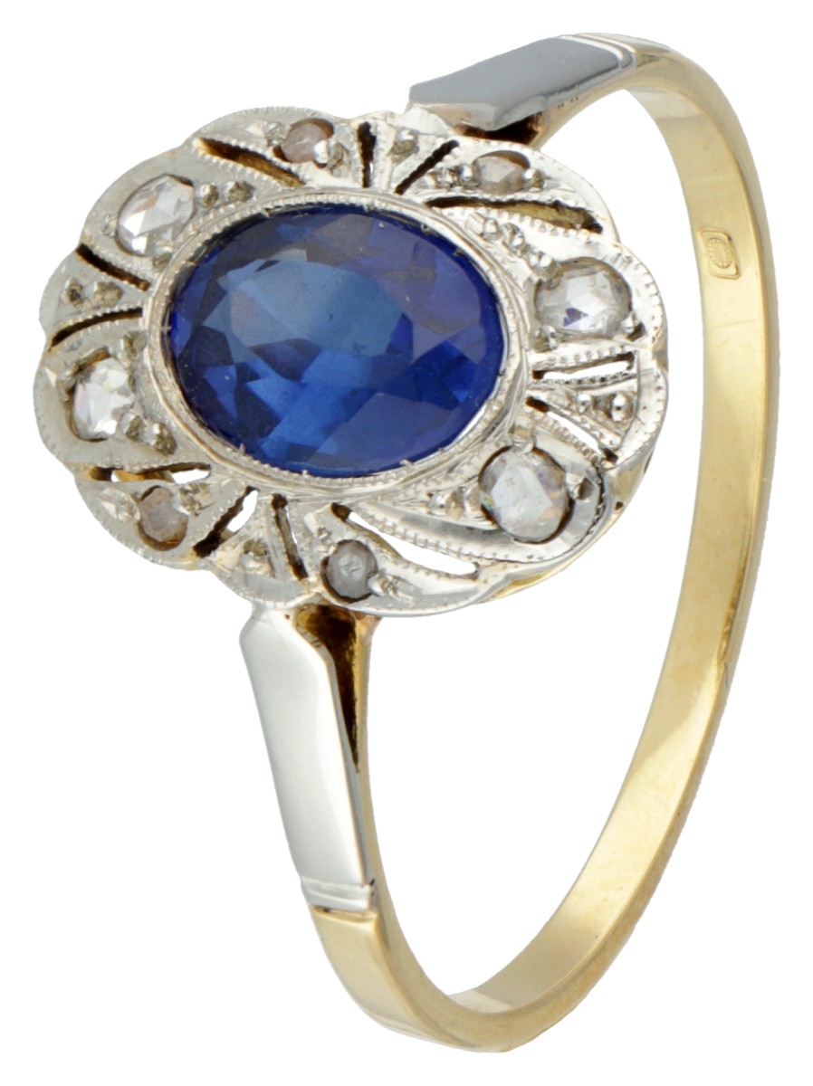 14 kt. Bicolor gouden art deco ring bezet met diamant en ca. 1.05 ct. synthetische saffier.