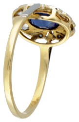 14 kt. Bicolor gouden art deco ring bezet met diamant en ca. 1.05 ct. synthetische saffier.