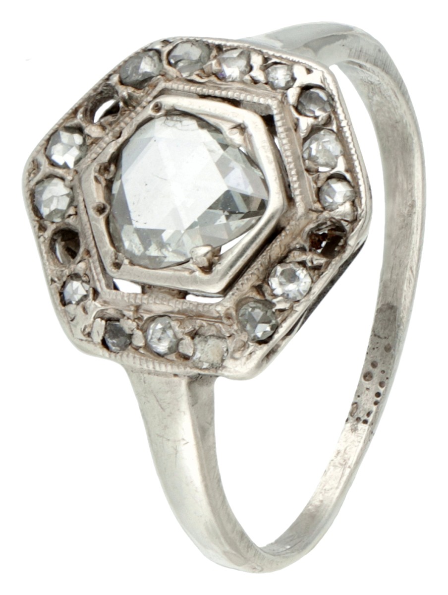 Antieke zilveren ring bezet met roos geslepen diamanten.