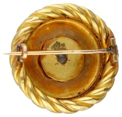 14 kt. Geelgouden antieke broche met dubbele koordrand, bezet met diamant.