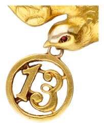 18 kt. Geelgouden 'Lucky number 13' hanger in de voorstelling van een zwaluw.