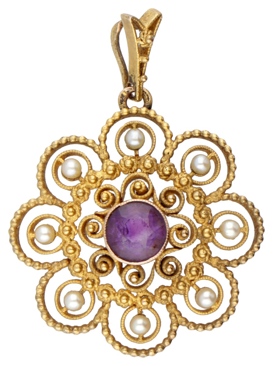 Vintage 18 kt. geelgouden bloemvormige filigrain hanger bezet met ca. 0.57 ct. amethist en zaadparels.