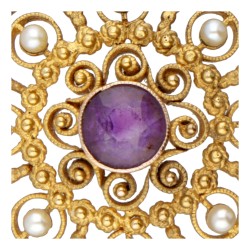 Vintage 18 kt. geelgouden bloemvormige filigrain hanger bezet met ca. 0.57 ct. amethist en zaadparels.