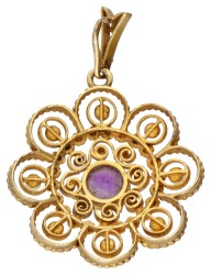 Vintage 18 kt. geelgouden bloemvormige filigrain hanger bezet met ca. 0.57 ct. amethist en zaadparels.