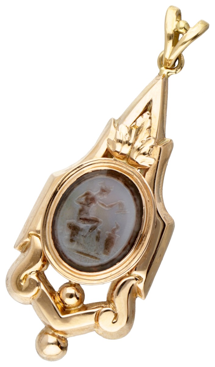 18 kt. Roségouden hanger bezet met een camee met een voorstelling van een slangenfluisteraar.