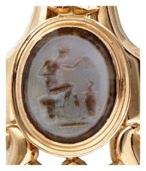 18 kt. Roségouden hanger bezet met een camee met een voorstelling van een slangenfluisteraar.