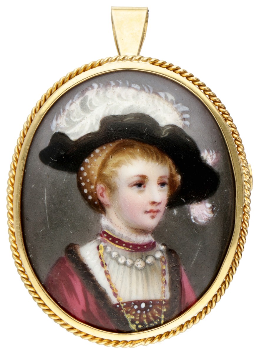 18 kt. Geelgouden vintage broche / hanger met een geschilderde voorstelling van een dame met verenhoed en sieraden.