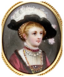 18 kt. Geelgouden vintage broche / hanger met een geschilderde voorstelling van een dame met verenhoed en sieraden.