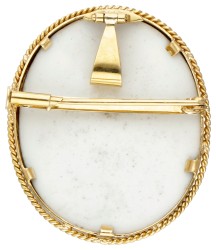 18 kt. Geelgouden vintage broche / hanger met een geschilderde voorstelling van een dame met verenhoed en sieraden.