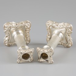 2-delige set kandelaren zilver.