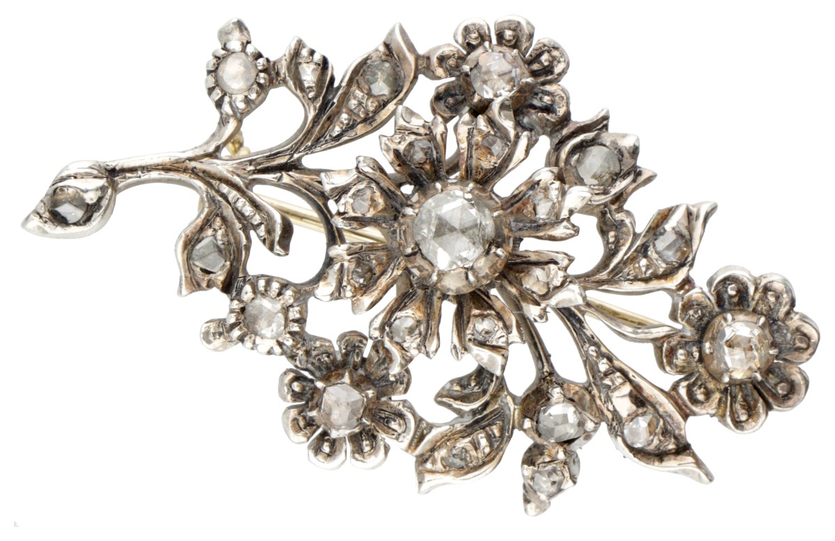 835 Zilveren vintage florale broche bezet met roos geslepen diamanten.