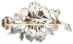 835 Zilveren vintage florale broche bezet met roos geslepen diamanten.
