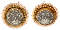 Set van twee antieke 14 kt. roségouden rouw reversspelden met uit haar vervaardigde voorstellingen van bloemen.