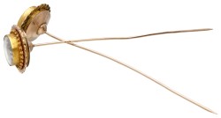 Set van twee antieke 14 kt. roségouden rouw reversspelden met uit haar vervaardigde voorstellingen van bloemen.