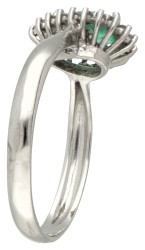 18 kt. Witgouden entourage ring bezet met ca. 0.56 ct. natuurlijke smaragd en ca. 0.09 ct. diamant.