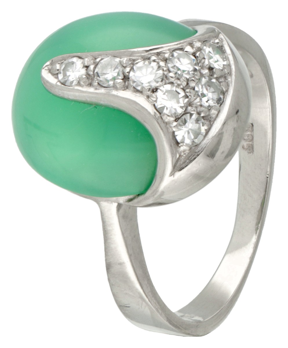 14 kt. Witgouden ring bezet met ca. 0.16 ct. diamant en ca. 4.46 ct. chrysopraas.