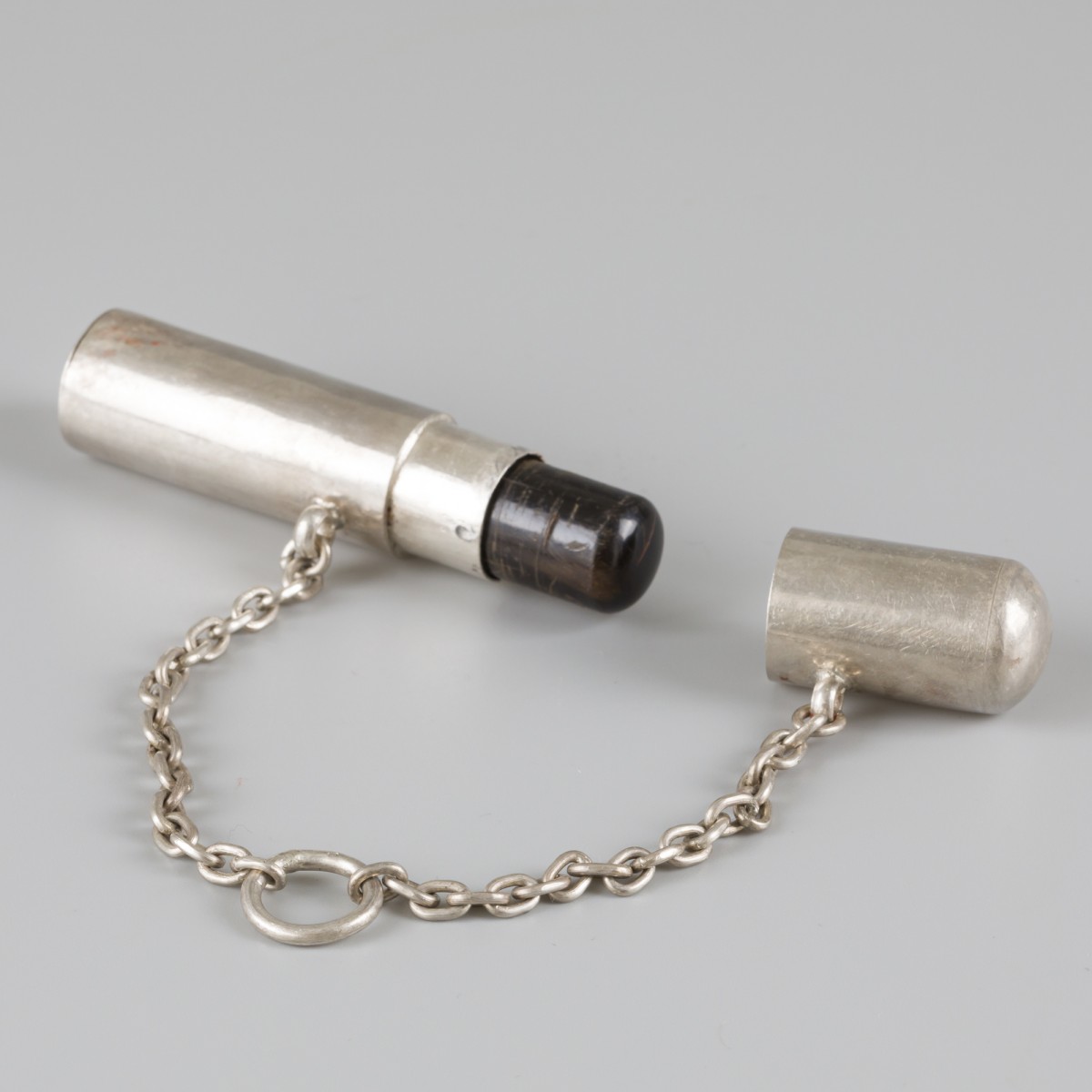 Chinese lakstempel in etui zilver.