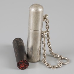 Chinese lakstempel in etui zilver.