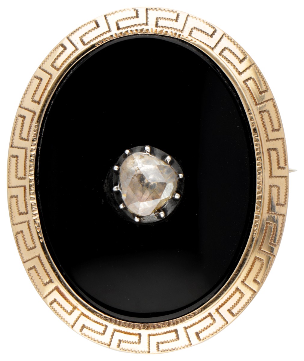 Antieke 14 kt. geelgouden ovale broche bezet met een diamant in zilveren zetting op onyx.