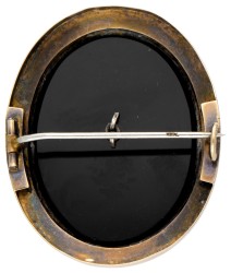 Antieke 14 kt. geelgouden ovale broche bezet met een diamant in zilveren zetting op onyx.