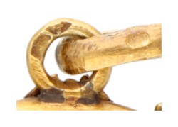 18 kt. Geelgouden antieke medaillon hanger bezet met robijn en zaadparel.