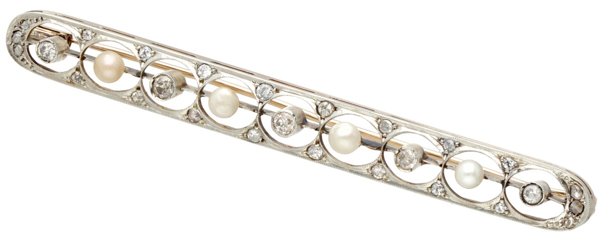 14 kt. Bicolor gouden art deco staafbroche bezet met ca. 0.90 ct. diamant en parels.