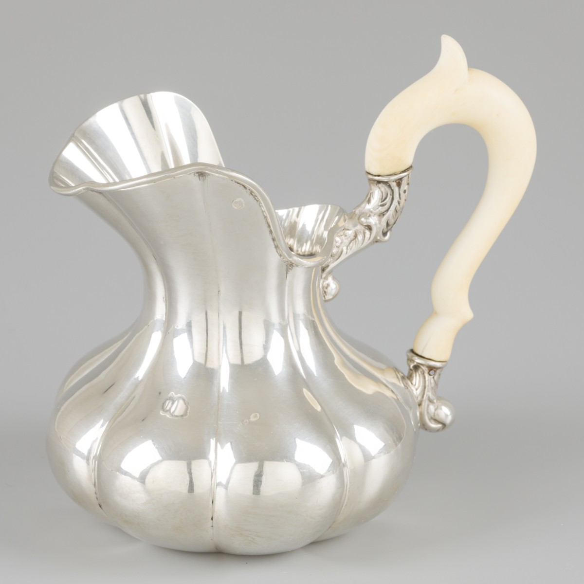 Melk- / roomkannetje (Brussel, België, Louis Wolfers 1852-1892) zilver.