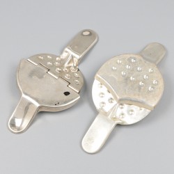 2-delig lot citroenknijpers o.a. Tiffany & Co zilver.