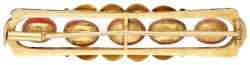 14 kt. Geelgouden antieke broche bezet met bloedkoraal.